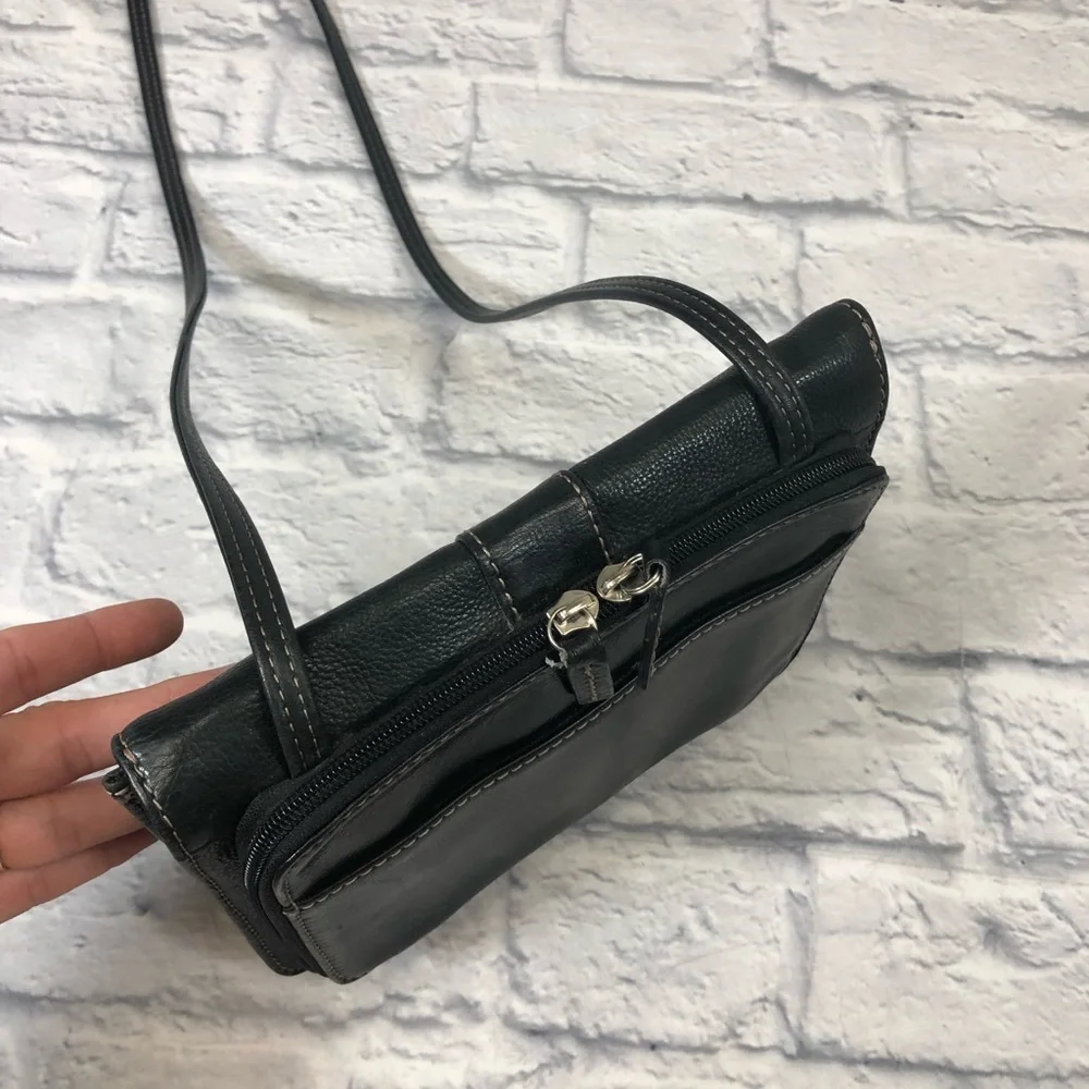 Fossil Vintage Leather Crossbody Shoulder Bag. Black pockets Zip Snap close